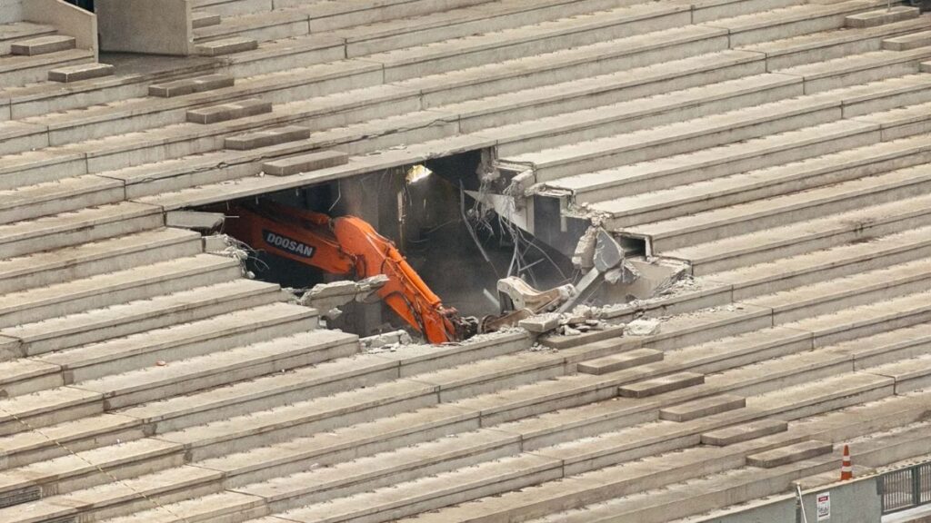 Demolição da Arquibancada na Arena da Baixada: Novo Espaço Retrátil Promete Revolucionar Eventos