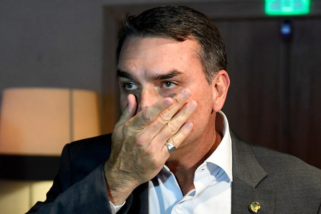 Flávio Bolsonaro tenta distanciar Ciro Nogueira de assuntos polêmicos na pré-campanha