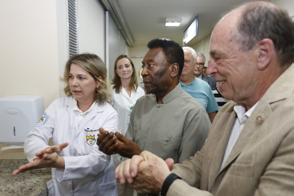 Pelé Ensina a Lavar as Mãos em Campanha de Saúde; Assista ao Vídeo Pelé Ensina a Lavar as Mãos em Campanha de Saúde; Assista ao Vídeo