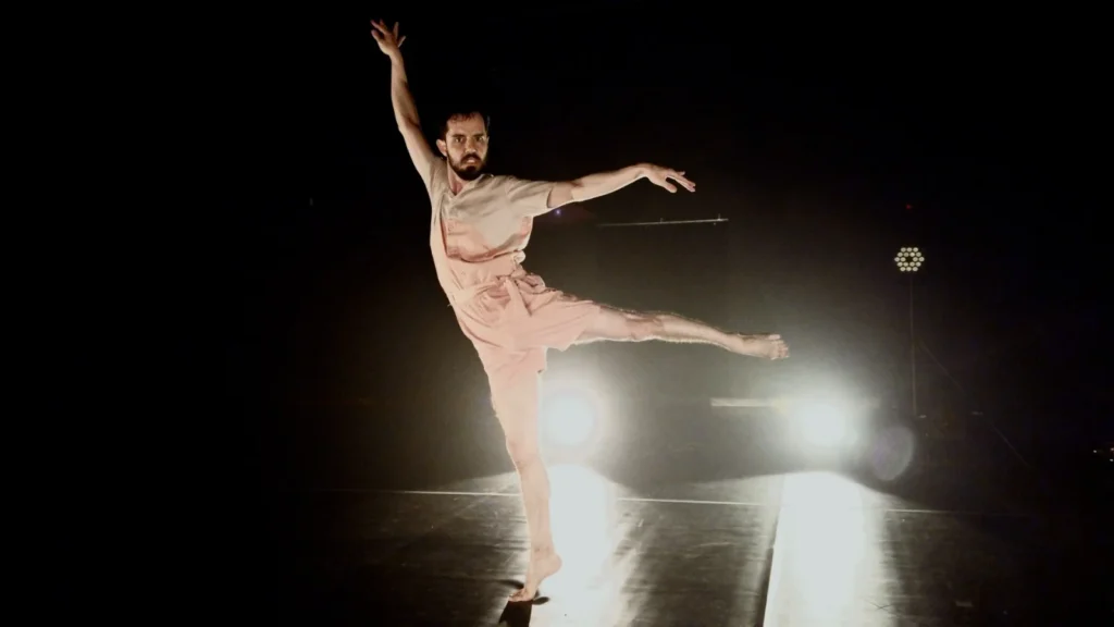 Espetáculo "Dança Boba" traz improviso e novidade para Curitiba