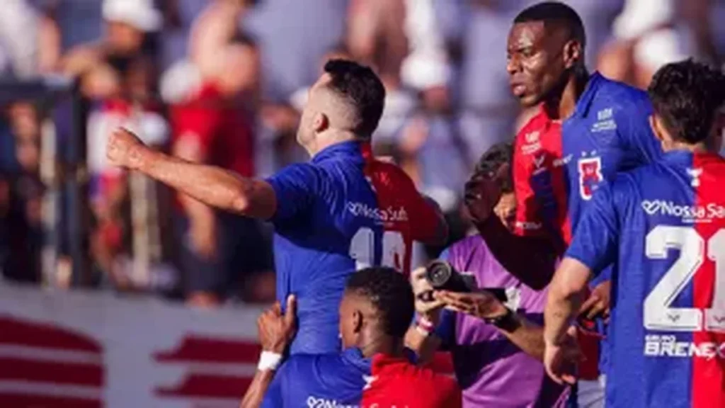 Paraná Clube assume a liderança da Copa Paraná com dois gols do ídolo Liliu