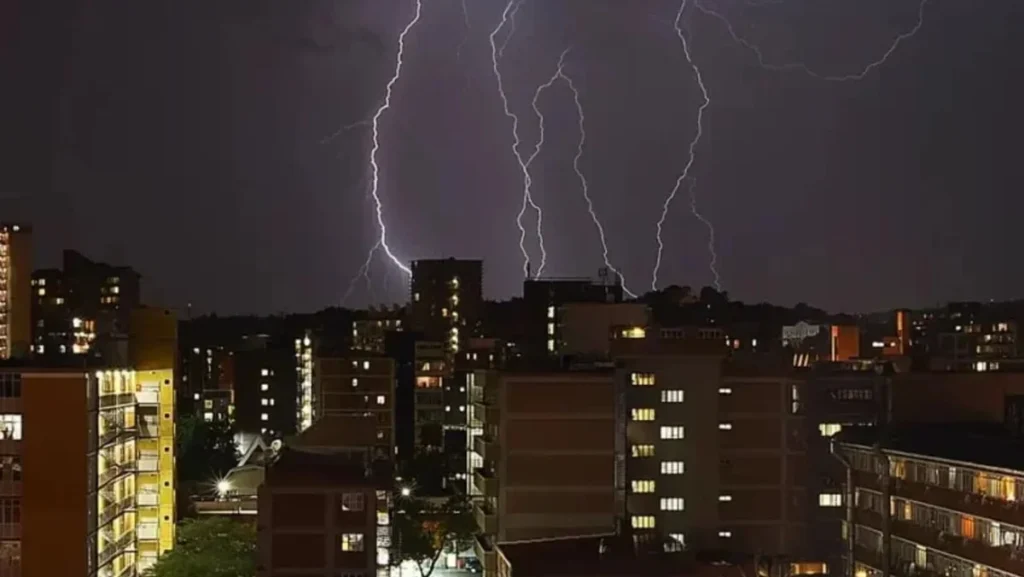 Paraná Registra Mais de 37 Mil Raios em Apenas Um Dia: Veja os Municípios Mais Afetados