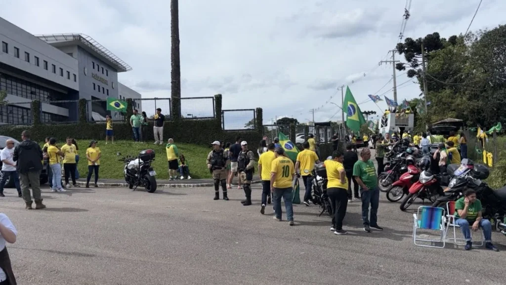 Carreata em Curitiba Reúne Moro e Lideranças do Sul em Apoio a Flávio Bolsonaro
