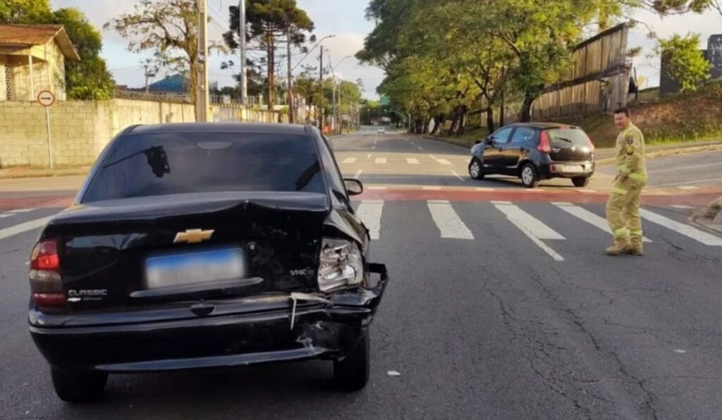 Acidente em Curitiba: Motorista Bêbado Colide com Veículo de Família e Cai no Sono Após Colisão Acidente em Curitiba: Motorista Bêbado Colide com Veículo de Família e Cai no Sono Após Colisão
