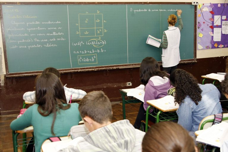 Câmara Aprova Ousado Plano Nacional de Educação com Investimentos de 10% do PIB até 2035 Câmara Aprova Ousado Plano Nacional de Educação com Investimentos de 10% do PIB até 2035