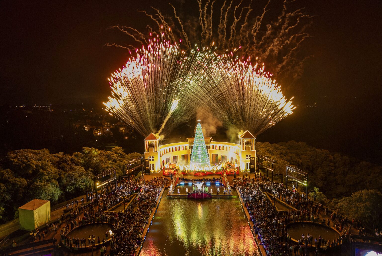 Curitiba Receberá o Maior Natal da História com Expectativa de 2,4 Milhões de Visitantes Curitiba Receberá o Maior Natal da História com Expectativa de 2,4 Milhões de Visitantes