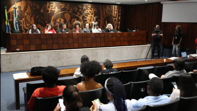 Debate sobre Internações Involuntárias em Curitiba Levanta Questões de Direitos Humanos Debate sobre Internações Involuntárias em Curitiba Levanta Questões de Direitos Humanos