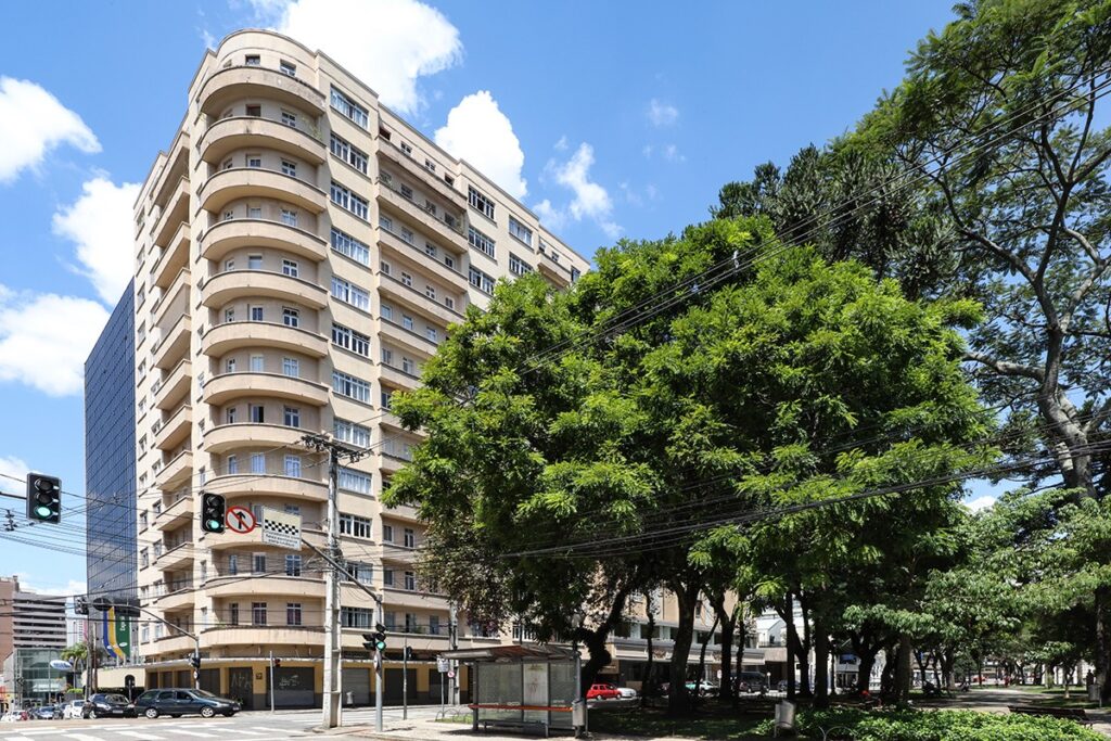 O Edifício Marumby: O Arranha-Céu de Curitiba com um Bunker Antiaéreo O Edifício Marumby: O Arranha-Céu de Curitiba com um Bunker Antiaéreo