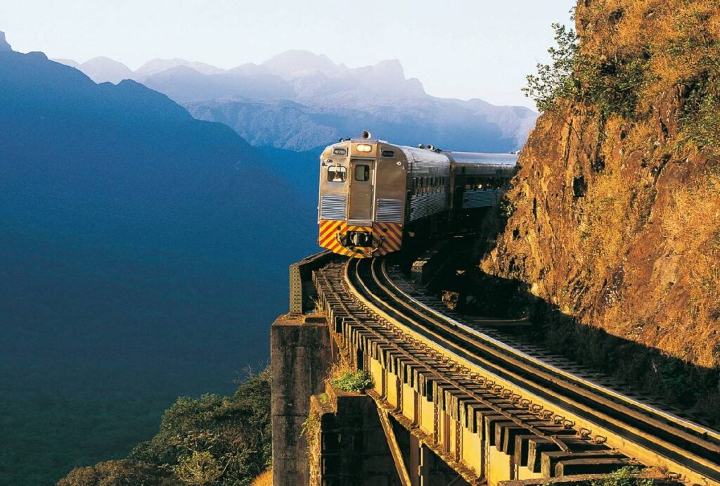 Passeio de Trem Curitiba-Morretes: Atração Internacional no Verão Brasileiro Passeio de Trem Curitiba-Morretes: Atração Internacional no Verão Brasileiro