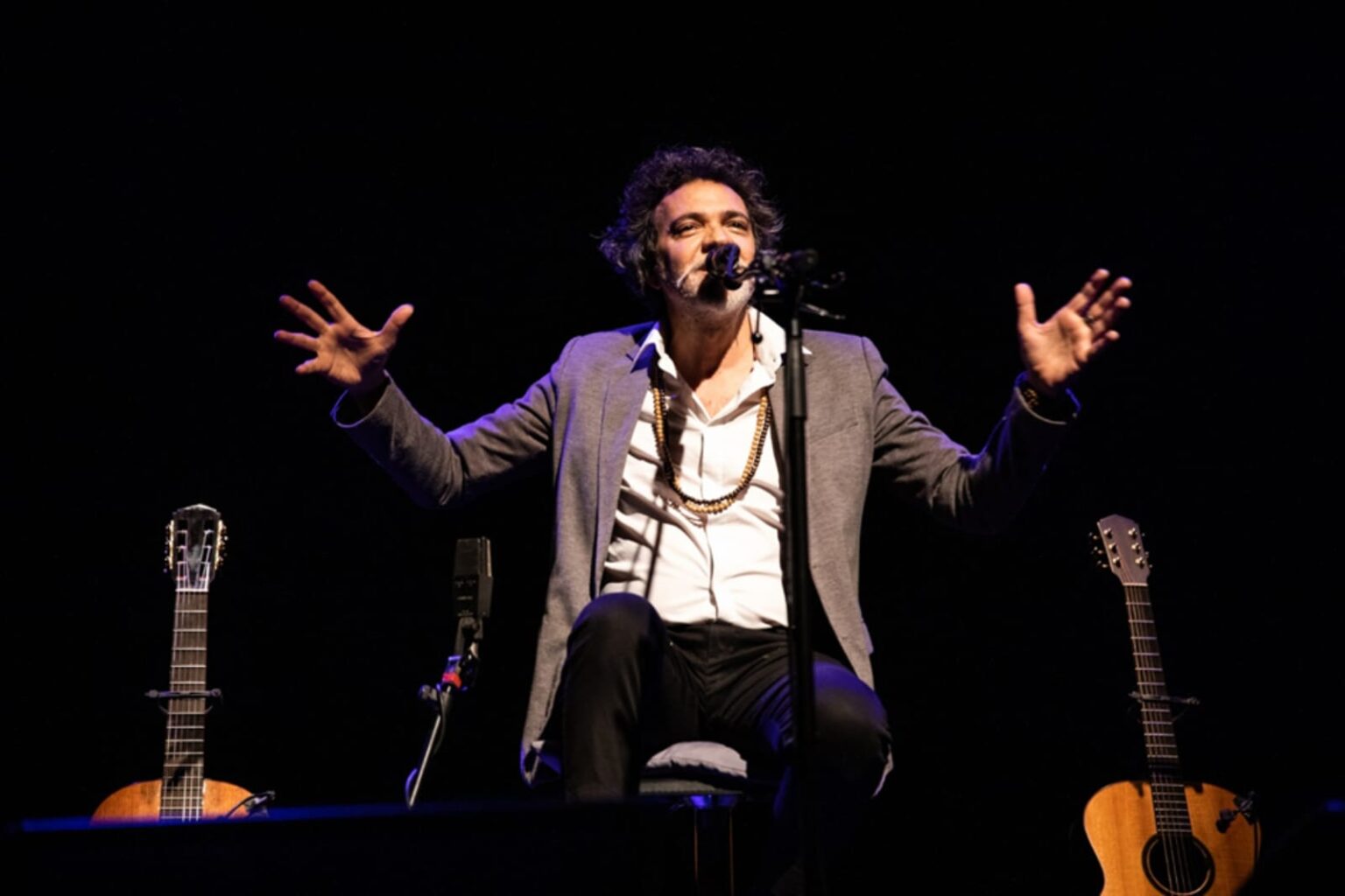 Show de Paulinho Moska destaca violões de madeira do Museu Nacional em Curitiba