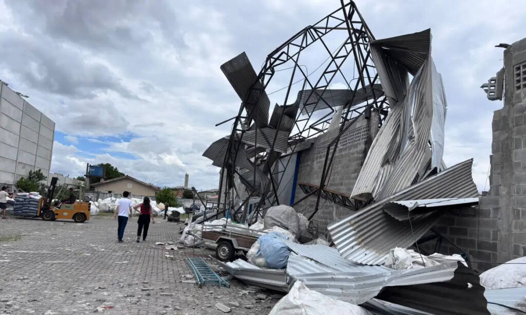 Tornado F2 Devasta São José dos Pinhais: 350 Casas Desprotegidas e Impacto na Região Metropolitana Tornado F2 Devasta São José dos Pinhais: 350 Casas Desprotegidas e Impacto na Região Metropolitana