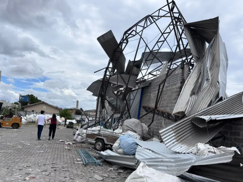 Ventania em São José dos Pinhais: Destruição e Desalojados após Tornado Ventania em São José dos Pinhais: Destruição e Desalojados após Tornado