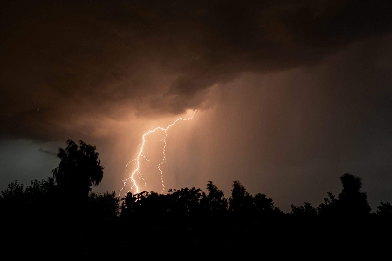 Alerta Amarelo: INMET Prevê Tempestade e Risco de Granizo em Curitiba e Região