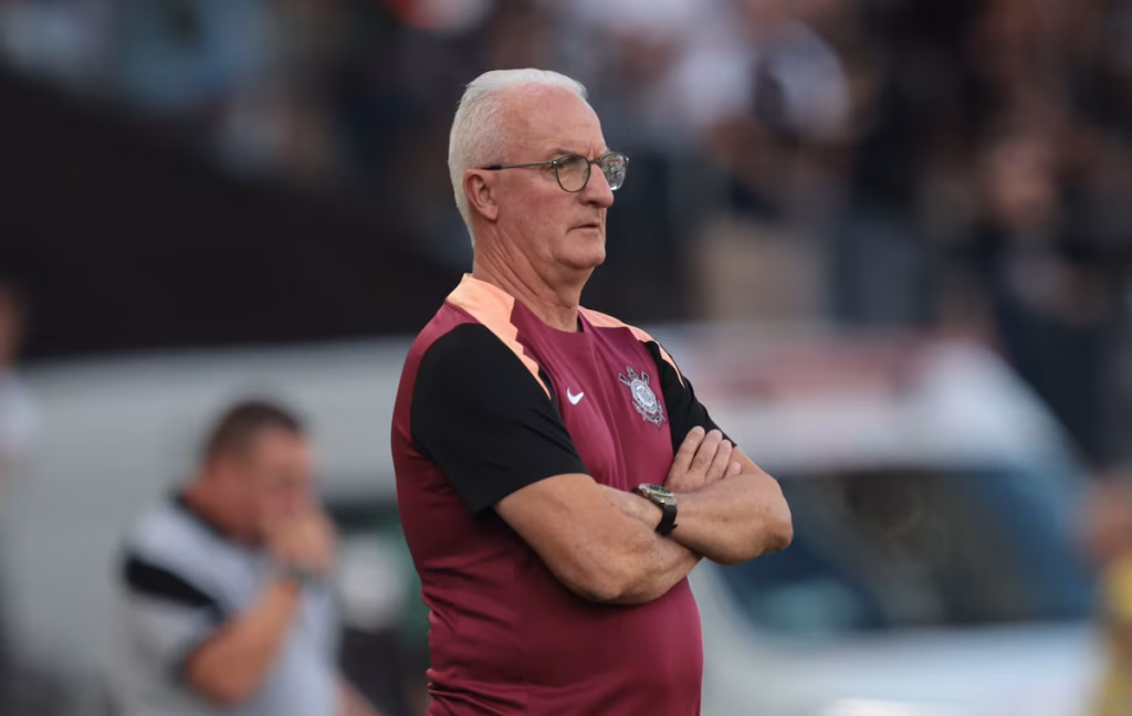 Dorival Júnior Defende Menos Estrangeiros e Gramados Naturais no Futebol Brasileiro