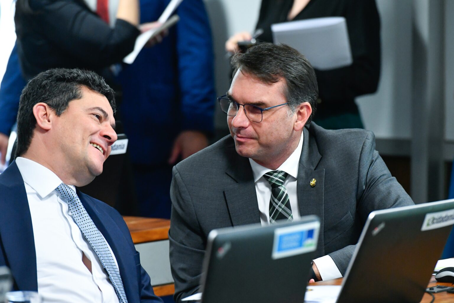 Flávio Bolsonaro Avalia Apoio a Sérgio Moro no Paraná: Uma Aliança Estratégica Contra Ratinho e Lula Flávio Bolsonaro Avalia Apoio a Sérgio Moro no Paraná: Uma Aliança Estratégica Contra Ratinho e Lula