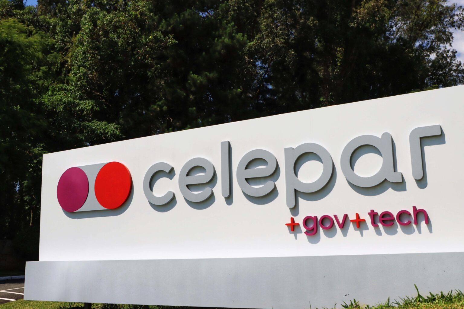 Governo do Paraná Assina Contrato de R$ 438 Milhões com Celepar Antes da Privatização