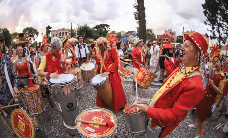 Pré-Carnaval em Curitiba: Atração de Turistas e Crescimento Econômico Pré-Carnaval em Curitiba: Atração de Turistas e Crescimento Econômico