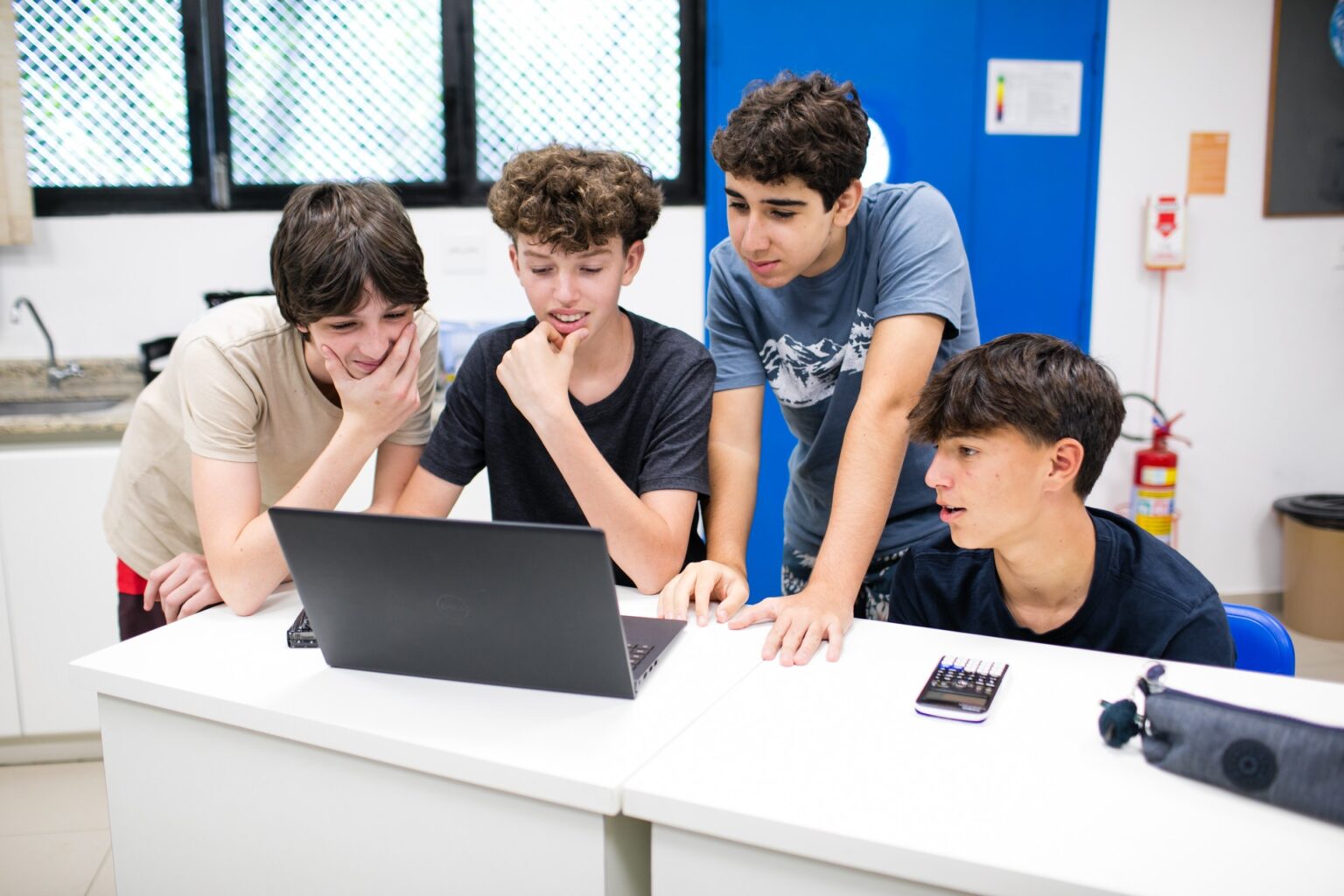 Regulamentação da IA na Educação: Proposta Veta Correção Dissertativa Sem Professor