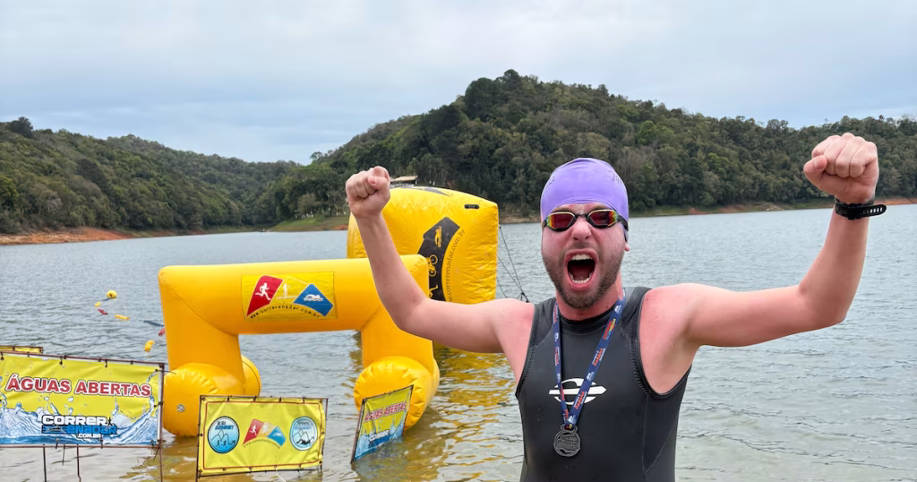 Superação na Água: Maratonista com Hemofilia Busca Reconhecimento no Guinness