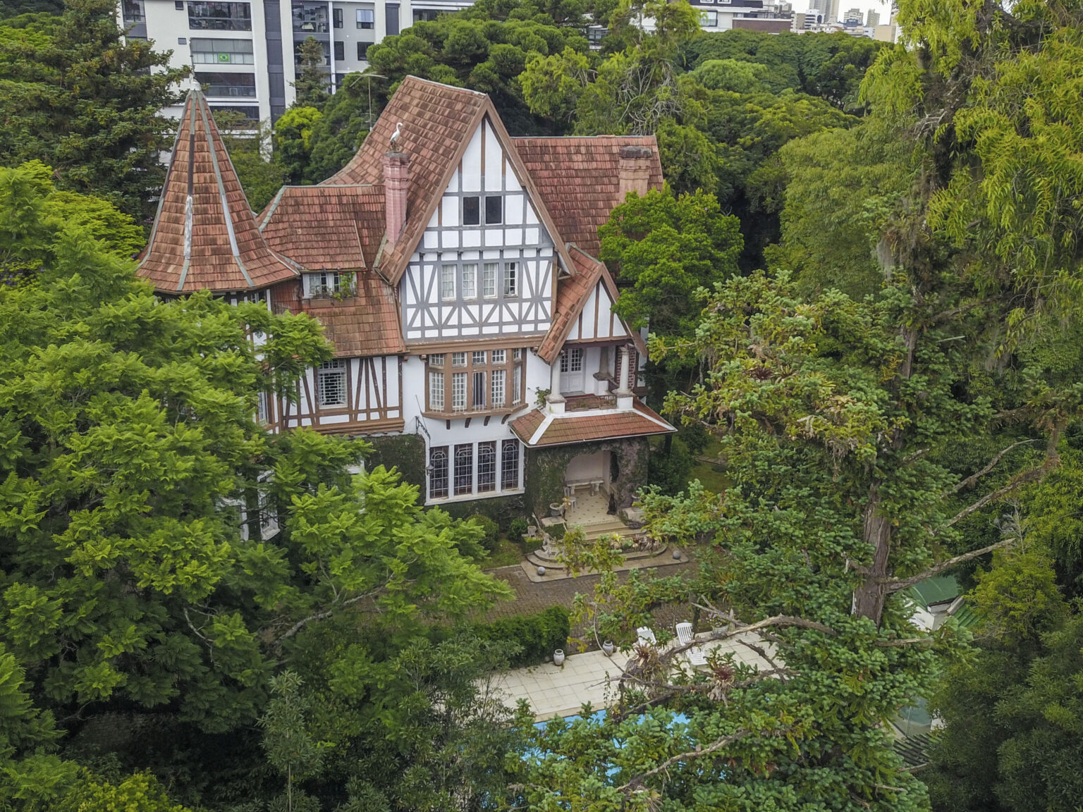 Casarões Históricos de Curitiba: A Riqueza da Erva-Mate em Palácios e Palacetes Casarões Históricos de Curitiba: A Riqueza da Erva-Mate em Palácios e Palacetes