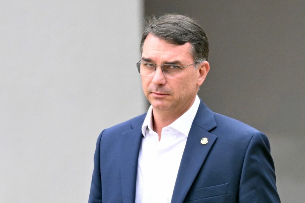 Flávio Bolsonaro Articula Chapa Feminina para Reduzir Rejeição ao Bolsonarismo