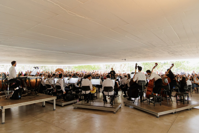 Mil Pessoas Prestigiam Concerto da Orquestra Sinfônica do Paraná no MON Mil Pessoas Prestigiam Concerto da Orquestra Sinfônica do Paraná no MON