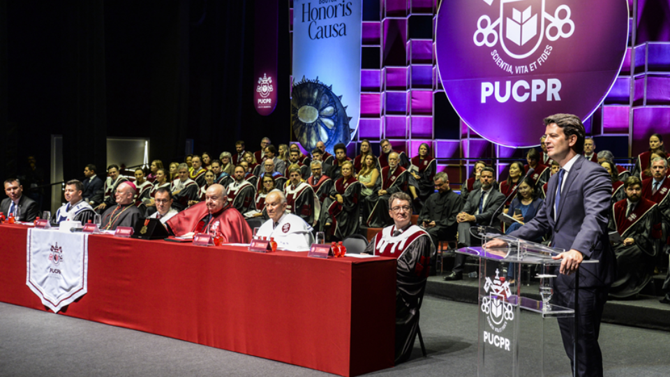 Rafael Greca Recebe Título de Doutor Honoris Causa em Cerimônia Prestigiada Rafael Greca Recebe Título de Doutor Honoris Causa em Cerimônia Prestigiada