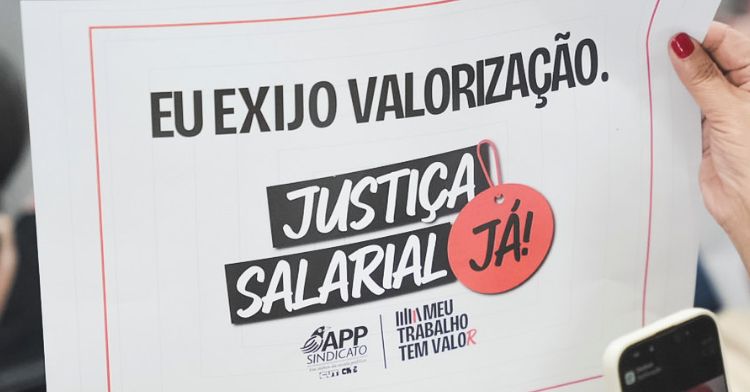 Servidores da Educação Protestam por Justiça Salarial em Curitiba Servidores da Educação Protestam por Justiça Salarial em Curitiba