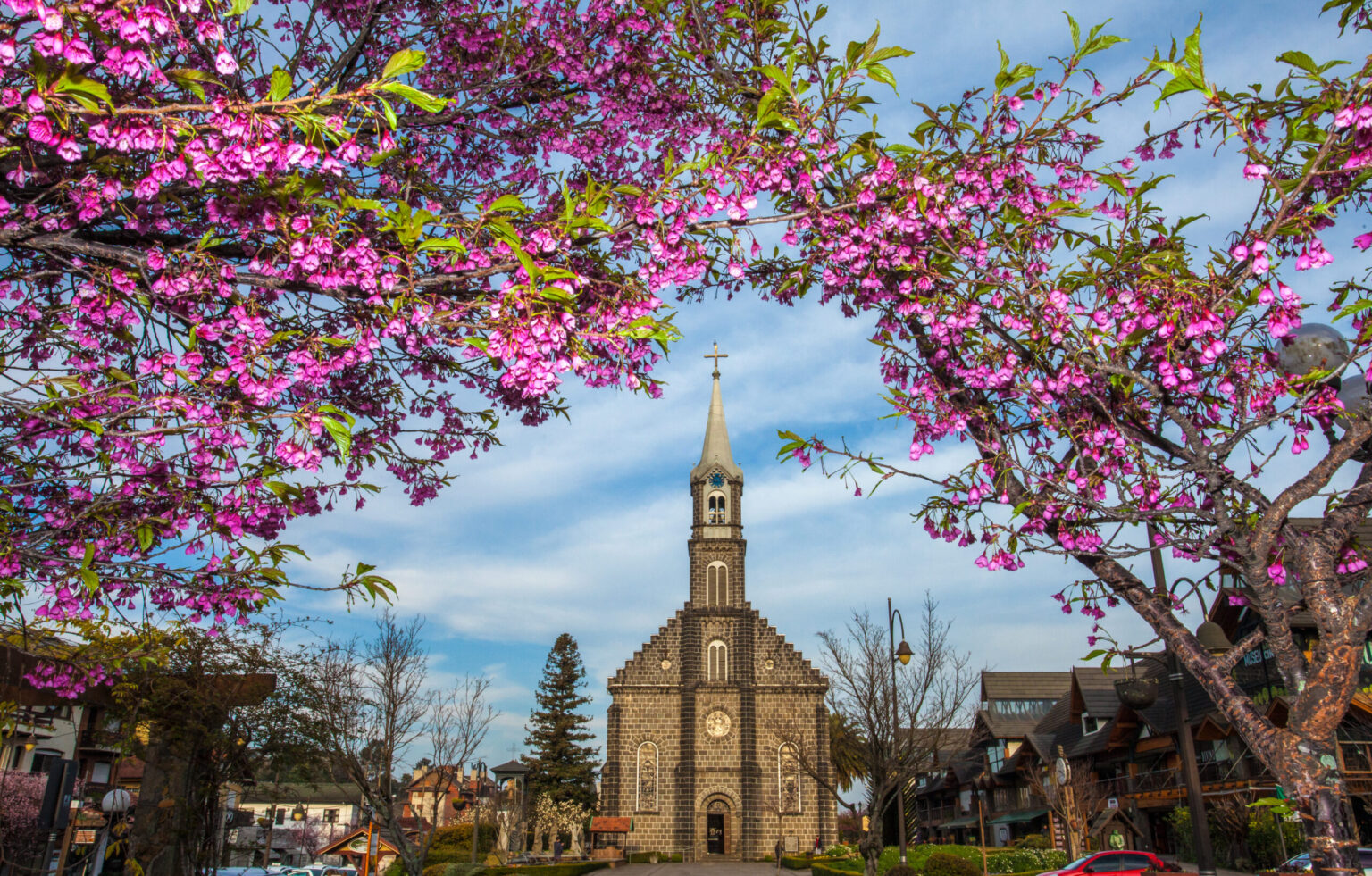 Turismo em Cidades Brasileiras: Como Gramado, Caldas Novas e Holambra Lucram Bilhões
