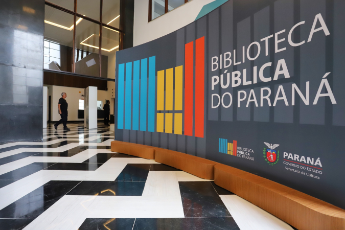Biblioteca Pública do Paraná brilha na FLAP com distribuição de livros gratuitos Biblioteca Pública do Paraná brilha na FLAP com distribuição de livros gratuitos