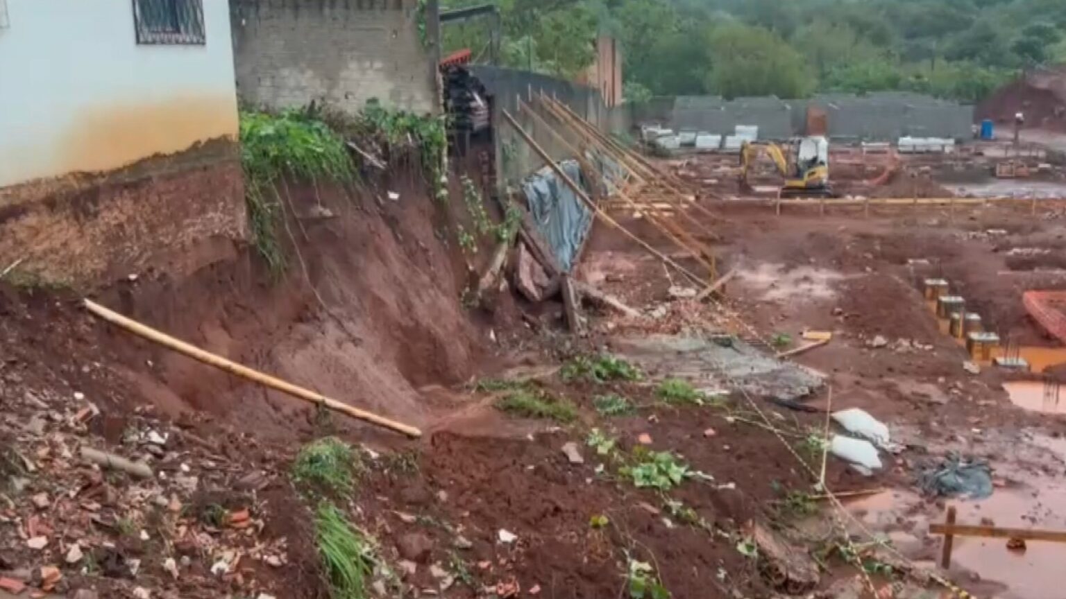 Chuvas Fortes em Cascavel: Temporal Derruba Muro e Inunda Escola