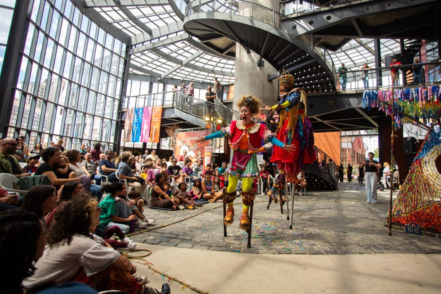 Festival de Curitiba: 200 mil pessoas se reúnem em celebração cultural com impacto de R$ 50 milhões