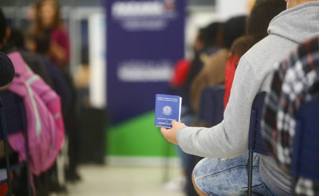Grande Curitiba Oferece Mais de 4 Mil Vagas de Emprego; Descubra Como se Candidatar
