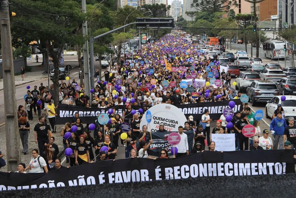 Greve dos Professores de Curitiba Suspensa Após Acordo com a Prefeitura
