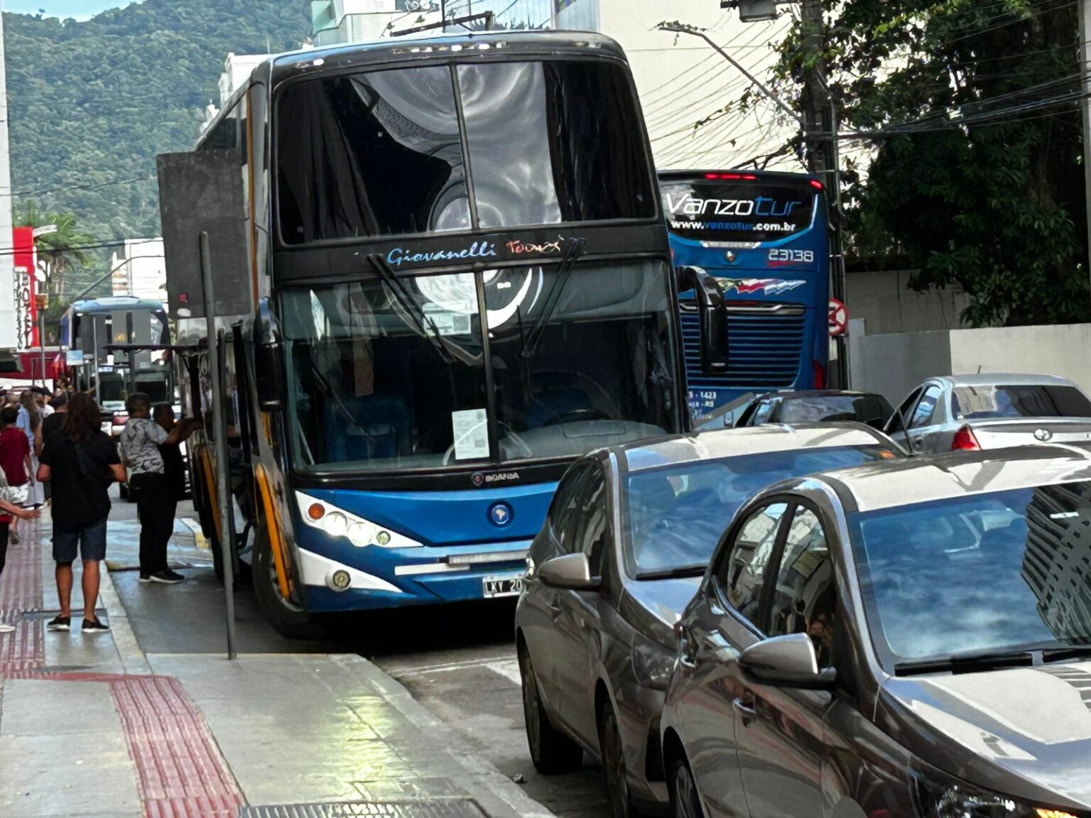 Impacto dos ônibus de turismo no trânsito de Balneário Camboriú: Uma questão urgente a ser discutida Impacto dos ônibus de turismo no trânsito de Balneário Camboriú: Uma questão urgente a ser discutida