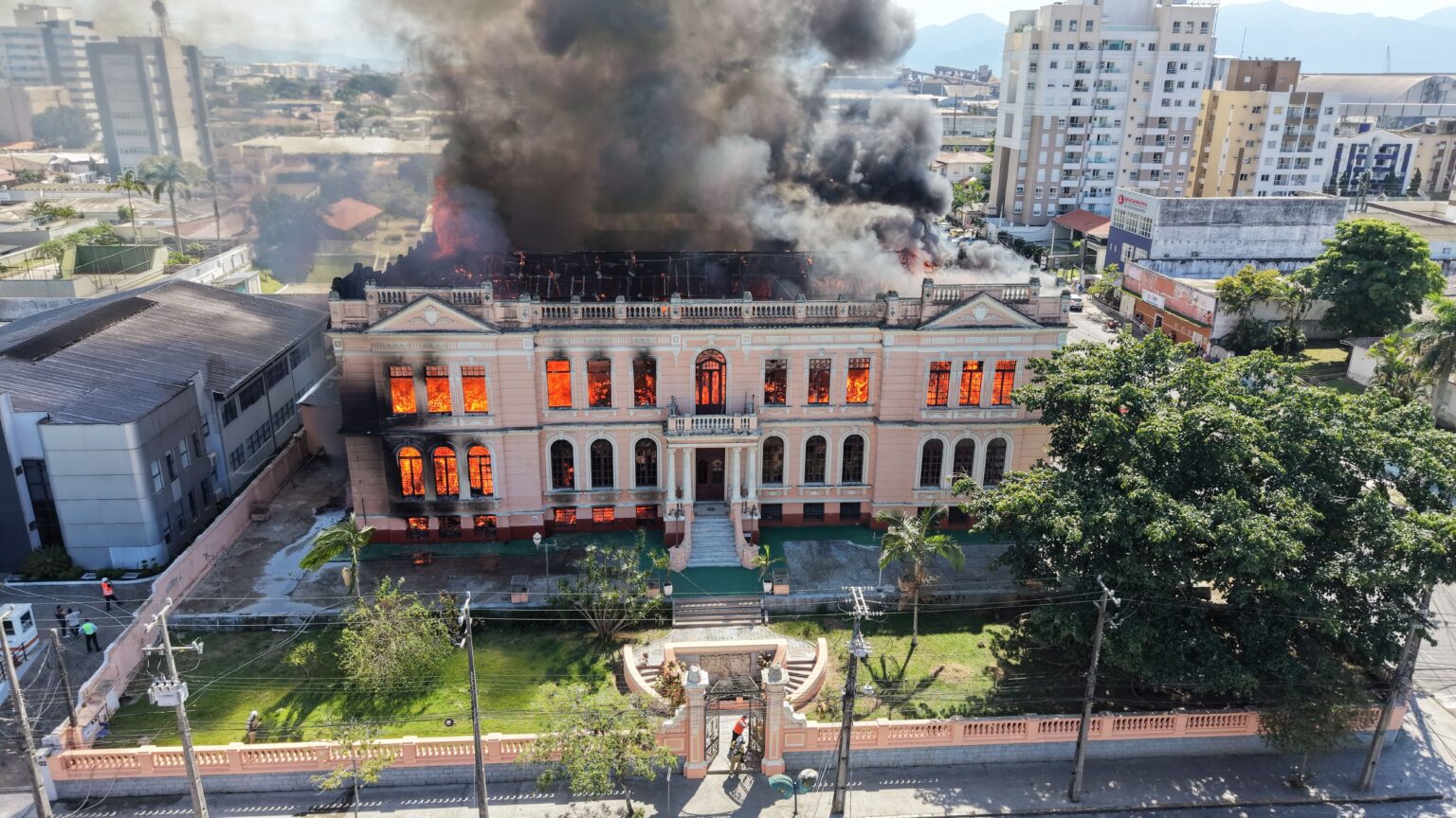Incêndio em Prédio Histórico de Paranaguá: Estrutura de Madeira Acelerou a Propagação das Chamas