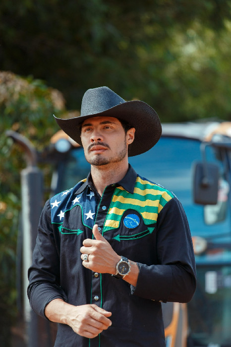 Thiago Castelli Lança Clipe Focado no Agronegócio: Uma Conexão Musical com o Campo Thiago Castelli Lança Clipe Focado no Agronegócio: Uma Conexão Musical com o Campo