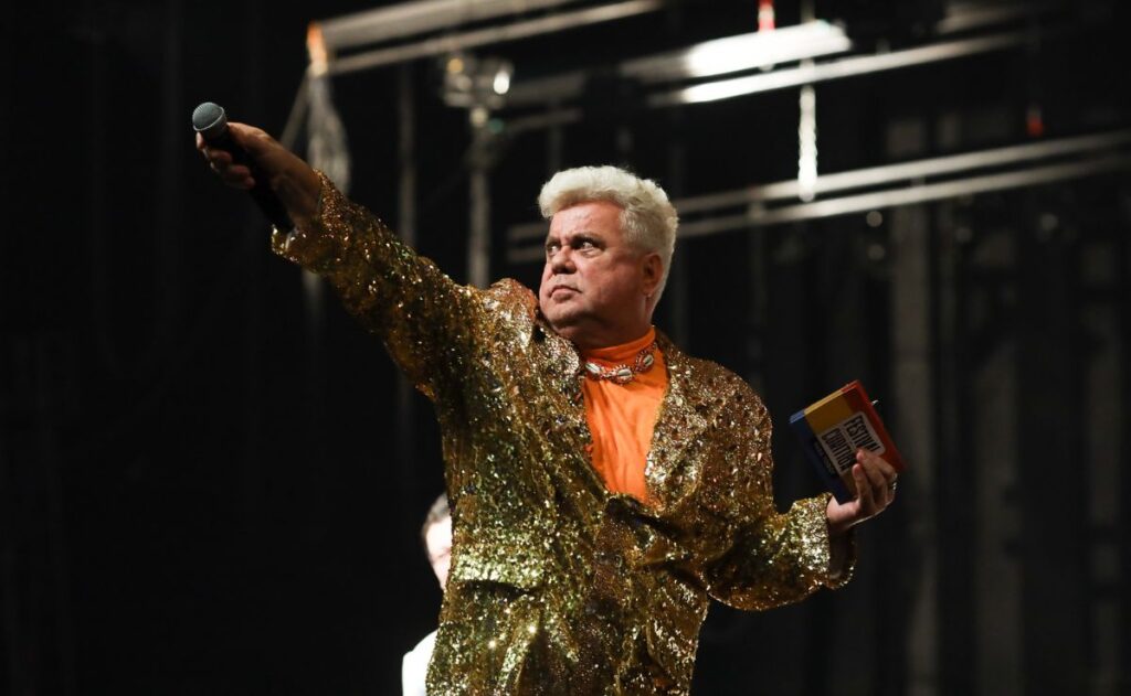 Festival de Curitiba 2024: Milton Cunha Apresenta Espetáculo sobre Escolas de Samba