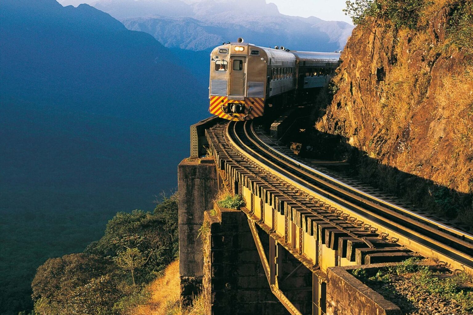 Passeio de Trem entre Curitiba e Morretes: 5 Milhões de Passageiros em 29 Anos Passeio de Trem entre Curitiba e Morretes: 5 Milhões de Passageiros em 29 Anos