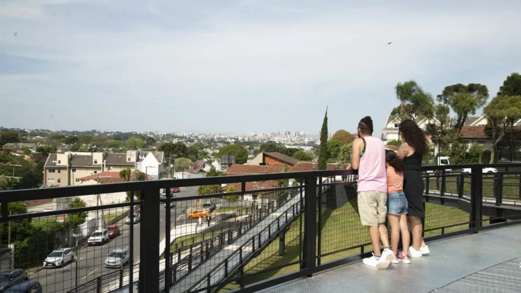 10 Passeios Gratuitos para Aproveitar o Domingo em Curitiba com Clima Fresco