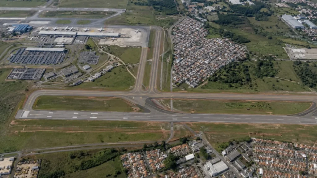 Aeroporto Internacional de Curitiba recebe licença para terceira pista e amplia conexões internacion