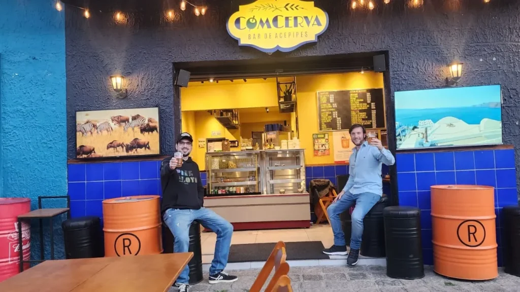 CoMCerva resgata a cultura do boteco com acepipes e releituras que encantam em Curitiba