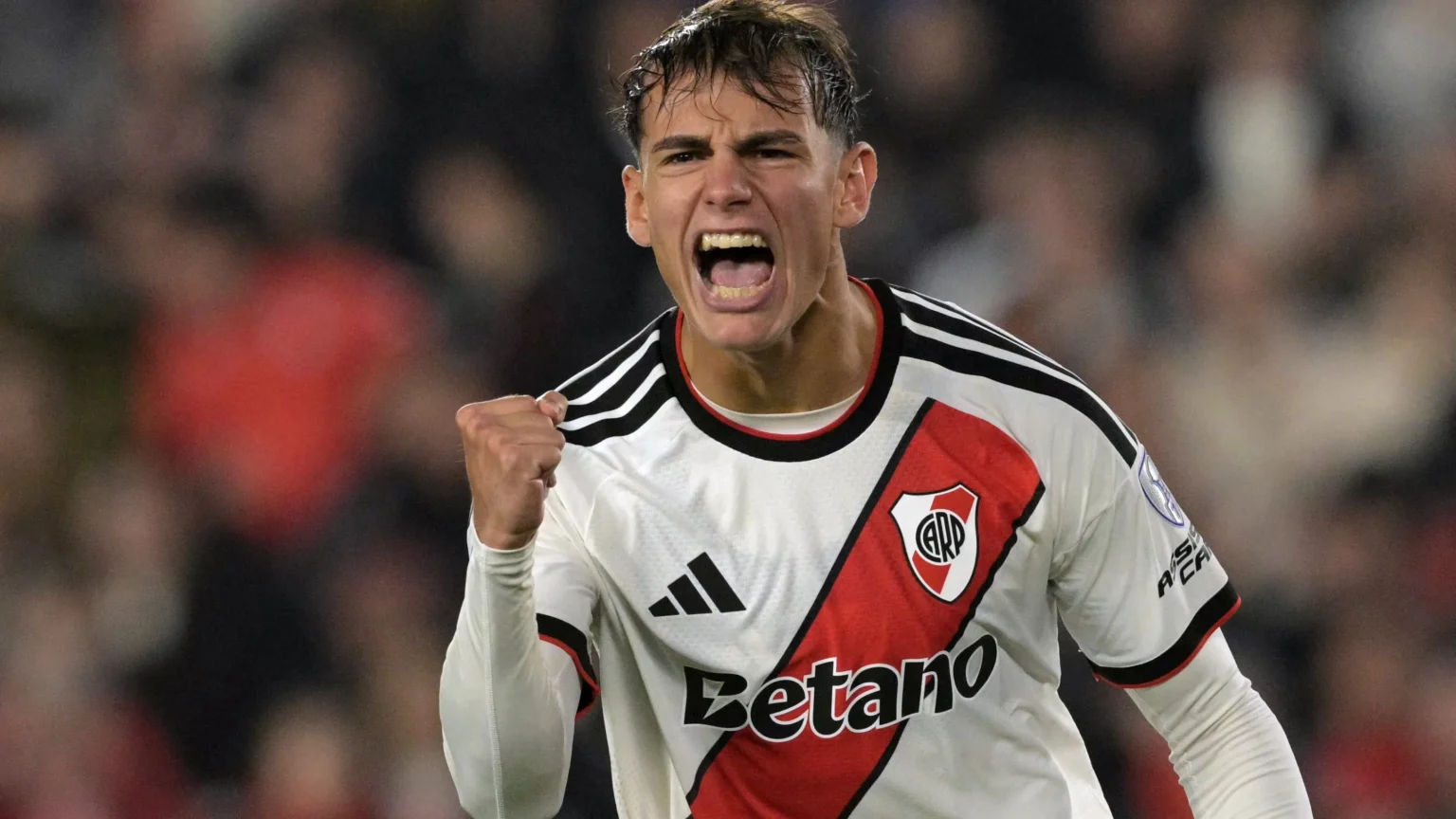 Flamengo mira reforços de peso com Anthony Valencia e Joaquín Freitas para o ataque