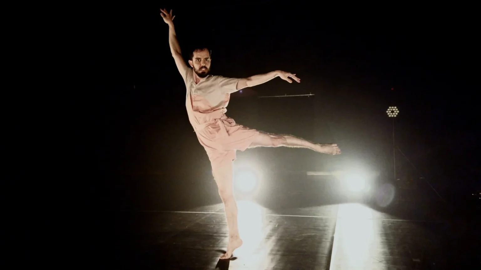 Espetáculo 'Dança Boba' traz improviso e surpresa à CAIXA Cultural Curitiba