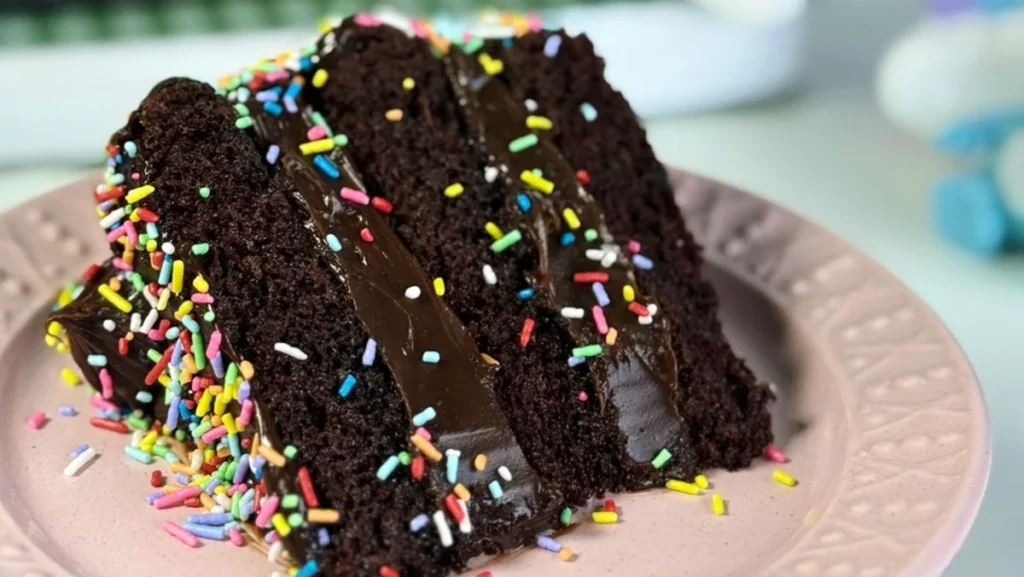 Confeitaria de Curitiba resgata bolos clássicos dos anos 90 em fatias por R$ 25,90 na celebração dos