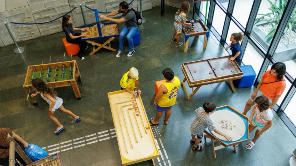 Parque dos Jogos Tradicionais leva cultura do brincar às regionais de Curitiba