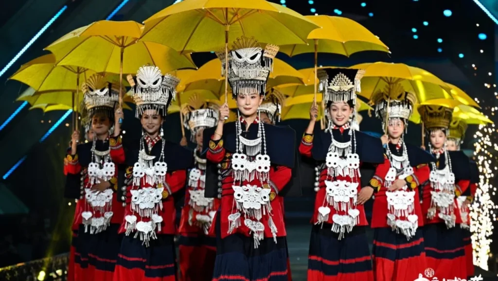 Azaleia Oriental: Espetáculo da Cultura Yi Chega a Curitiba com Turnê Pela América Latina