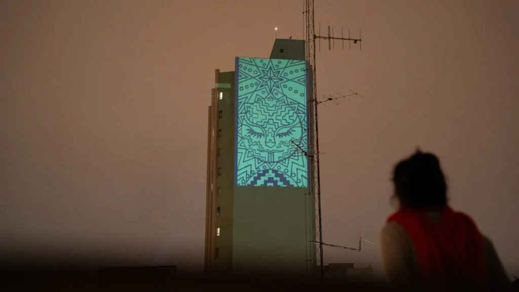 Curitiba inaugura primeira empena com arte indígena celebrando a cultura Kaingang