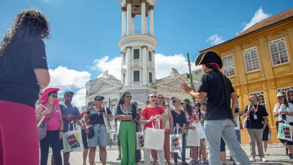 Curitiba oferece cursos de idiomas e atendimento ao turista para a temporada de Natal