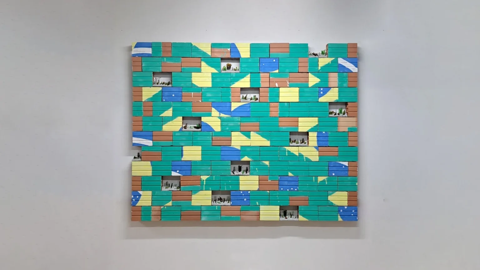 Mostra "Lembrar é Prático" explora memória e resistência em Curitiba